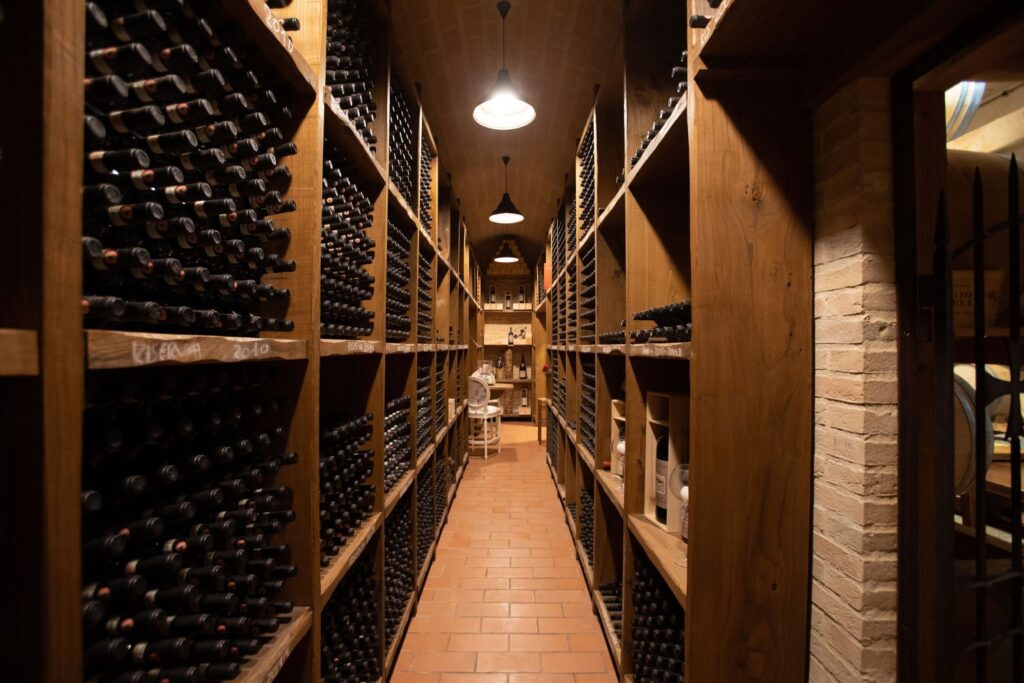 Cantina con bottiglie