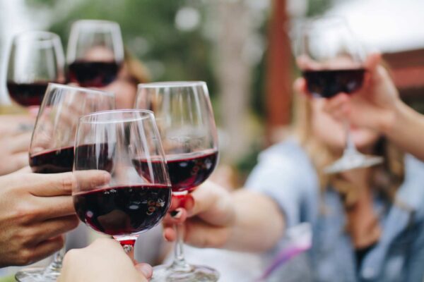 Cheers di vino rosso in bicchiare