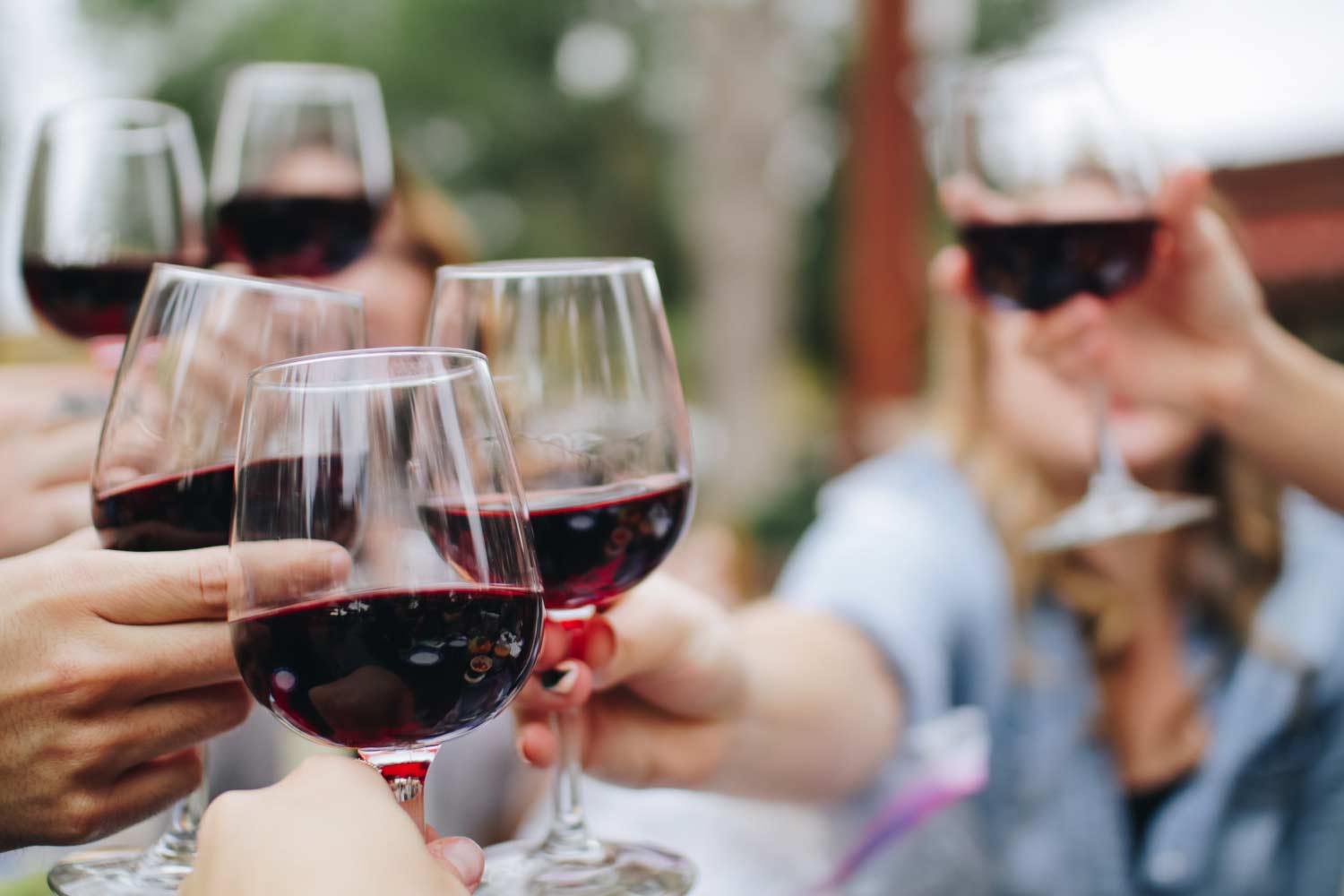 Cheers di vino rosso in bicchiare