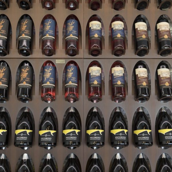 bottiglie di vino esposte