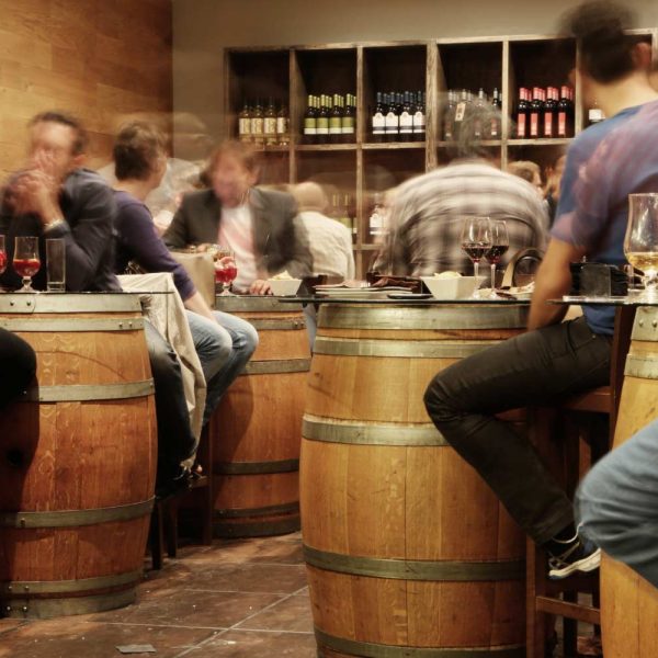 sedute intorno a botti